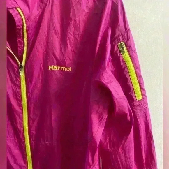 Marmot‎ women’s fuschia zip up lightweight rain jacket. Medium - Picture 2 of 5